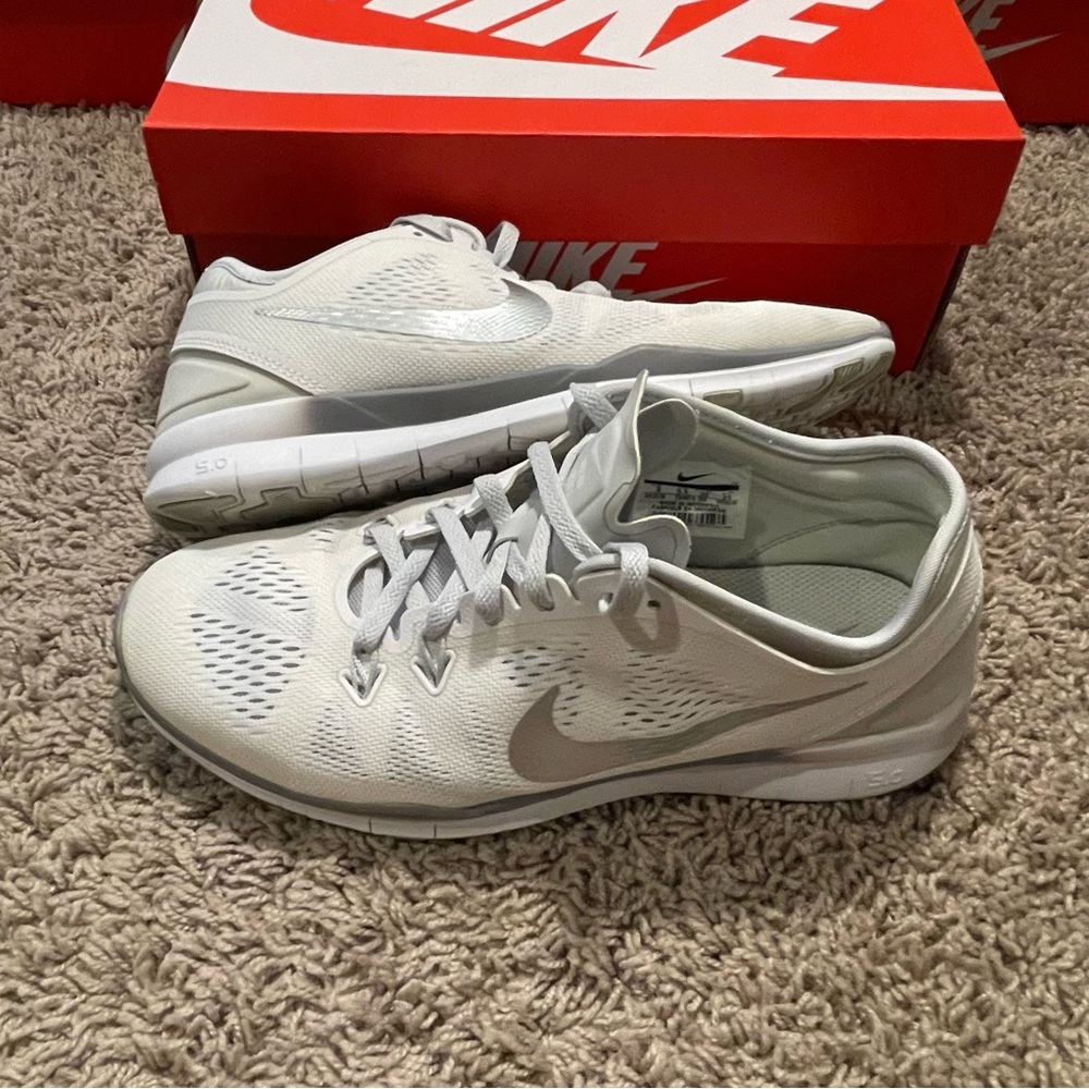 EUC Nike Free 5.0 TR Fit 5 Women’s White/Metallic Training Shoe - Picture 8 of 16